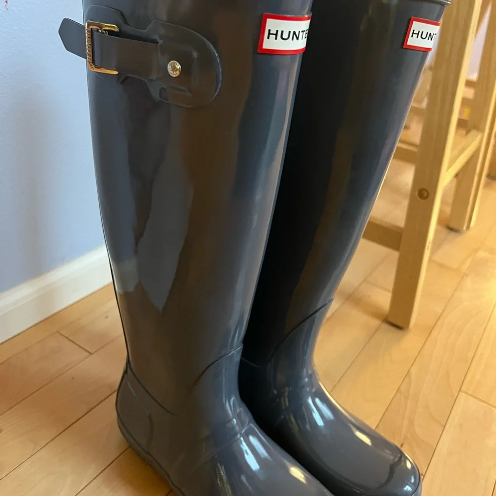 Tall hunter boots in gray size 8. - Picture 2 of 7